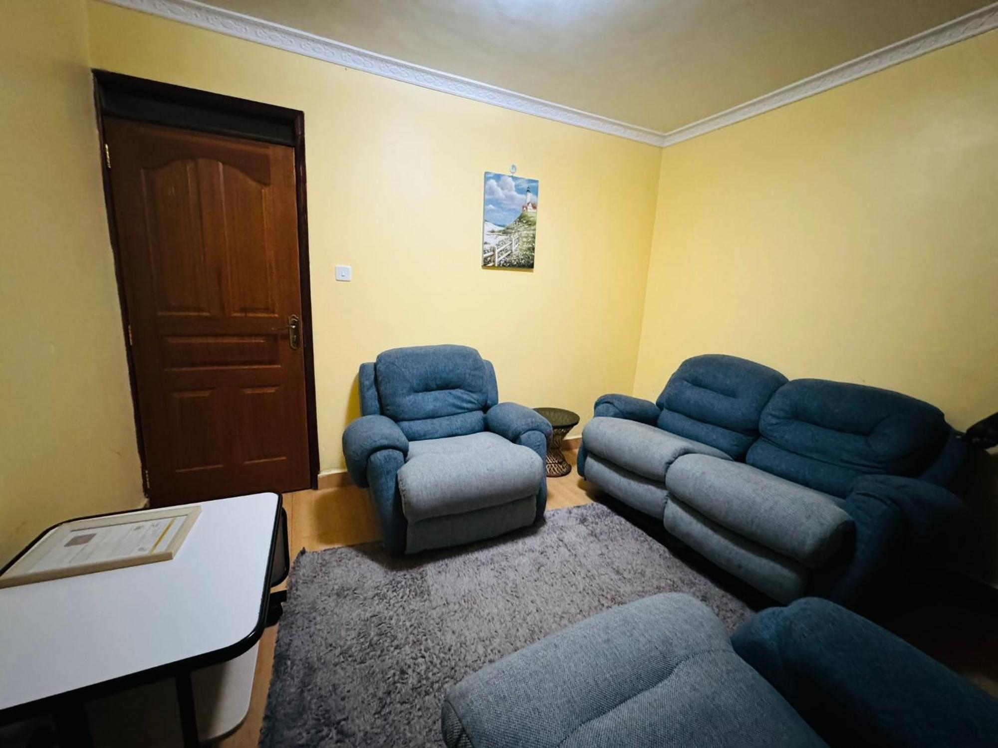 Lovely 2 Bedroom In Apartment *